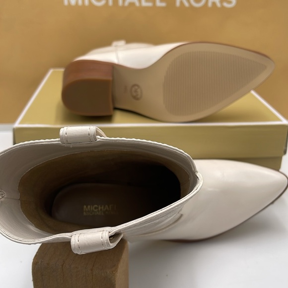 Michael Kors WAVERLY HEELED BOOTIE FAUX LEATHER
49F4WVME6L
LT CREAM - Picture 3 of 16